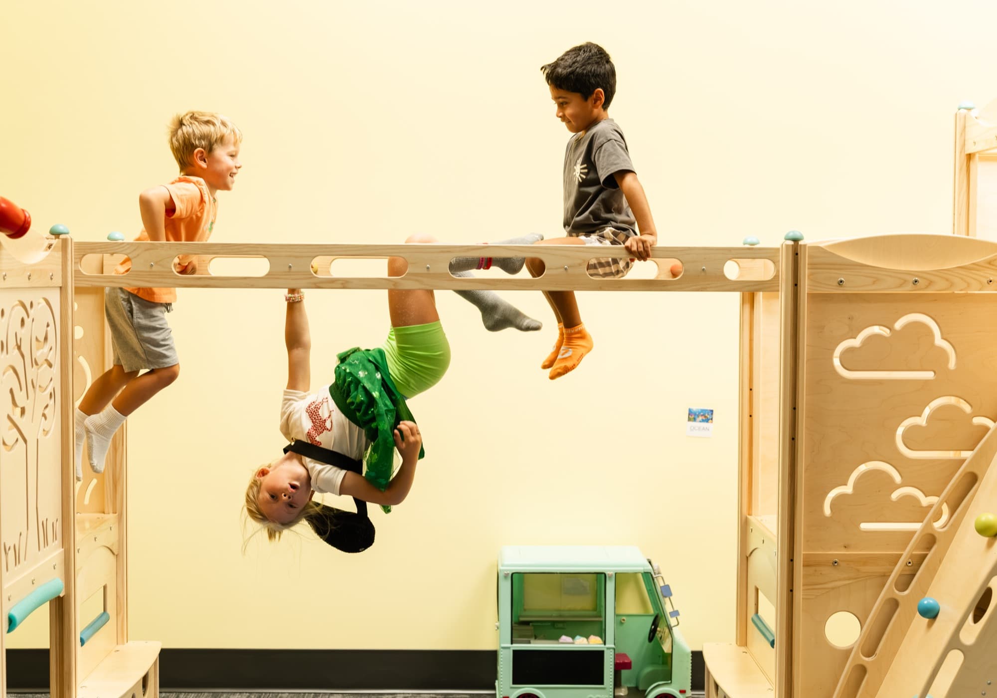 Busy Bees play center photo 7